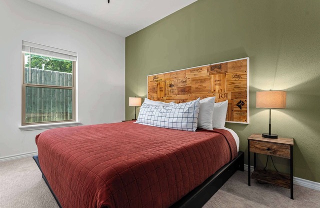 Hill Country Vine Haus - Easy access to wine route