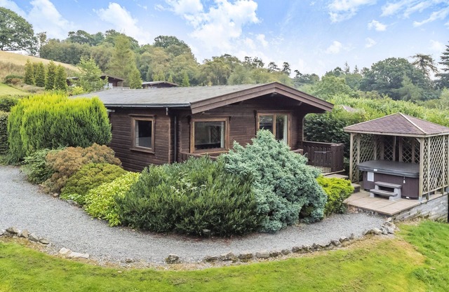 HILLSIDE VIEW, pet friendly, with hot tub in Rhayader