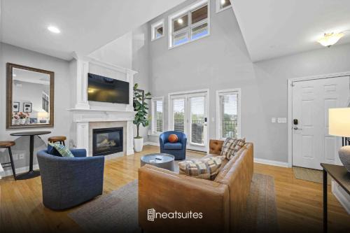 Hilltop 3BR for 10, Private Garage, Skyline Views