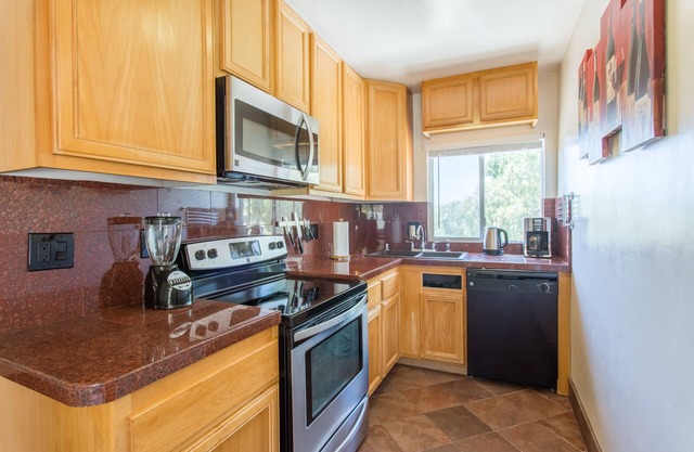 Hilltop Condo with Panoramic View (TDY)