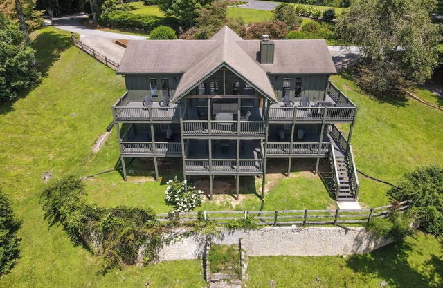 Hilltop Cottage with Hot Tub in Sky Valley, Ga
