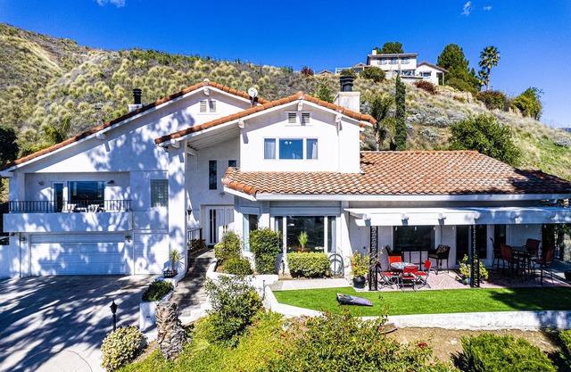 Hilltop Nature Retreat! Pool, Private, Peaceful! Mountain and City Views!