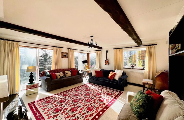 Hilltop walkers paradise with a view, sleeps 10