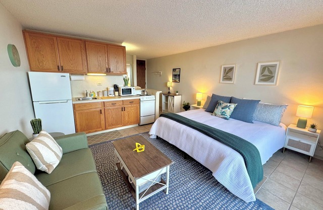Hilo Studio Retreat with Gorgeous Park View, AC, WiFi, Pool