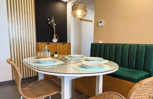 Hilton Sea View Penthouse – Steps to Beach, Train