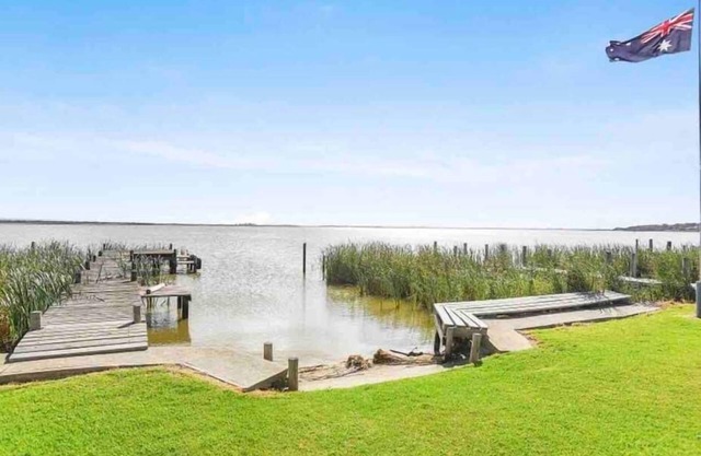 Hindmarsh Hideaway- Waterfront, pet friendly, NBN,Private jetty