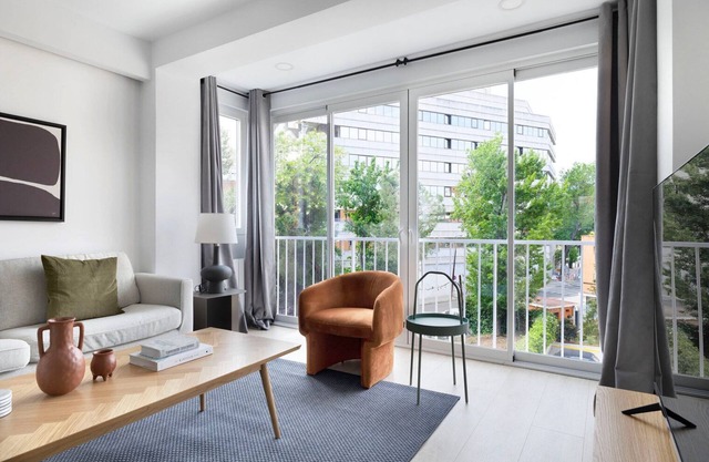 Hip Nueva España 2BR w/Doorman, in Chamartín, by Blueground