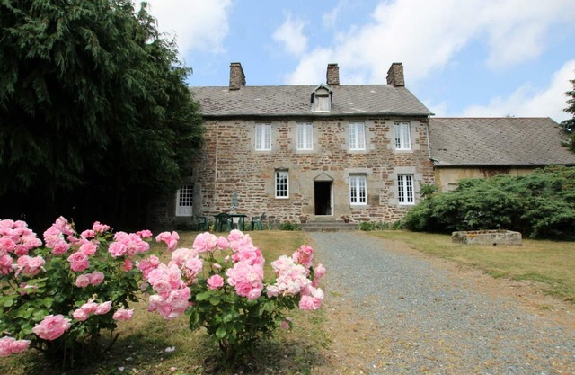 Historic 17th-Century Cottage: Fireplace, Garden, Rustic Charm, Modern Amenities