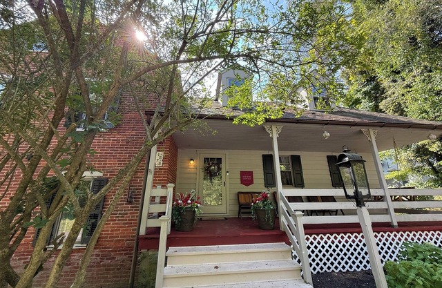 Historic 3 Bedroom 1875 Farmhouse 1 Mile from Lancaster City, Sleeps 8