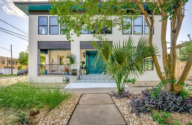 Historic B&B in Heart of ATX - 3 Suites Sleeps 10