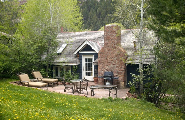 Historic Cottage on Private Estate with Swimming Pool & Tennis Court on Site!