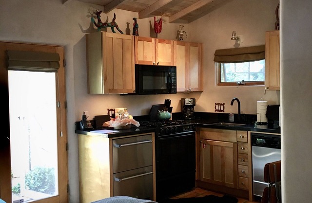 Historic Downtown Private, Hot tub!