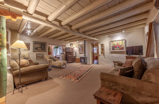 Historic Home of Taos Artist -Peak Season Dates Available! Best Location