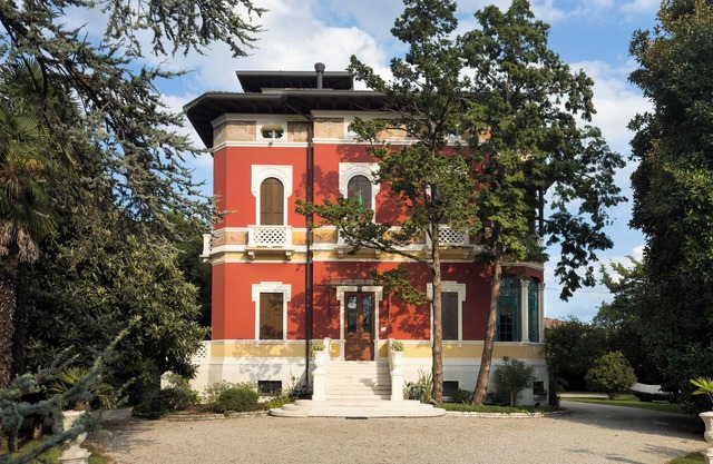 Historic Liberty Villa with Tower, Venetian Gondola & Riverside Park