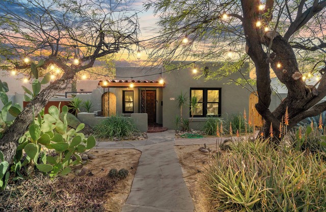 Historic Sam Hughes house minutes to UofA & Gem Show!