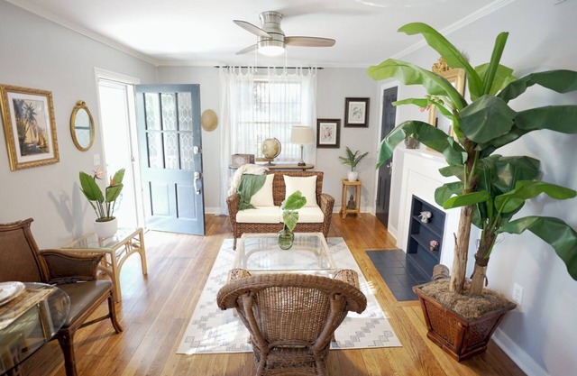 Historic Savannah Bungalow- Pet Friendly!