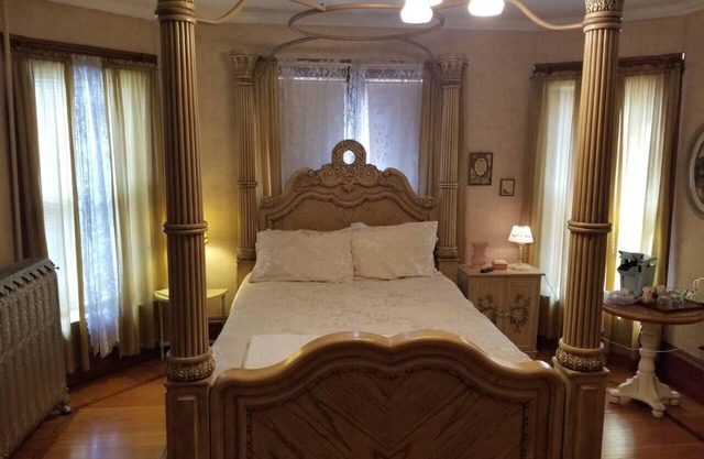 Historic Victorian Inn White Suite