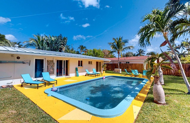 Historical bungalow with tropical private salt water pool & outdoor fireplace