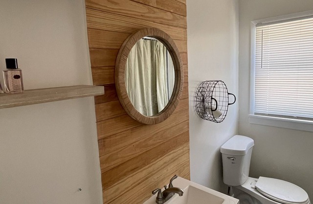 Historical Cottage Snowbird-Friendly/ Walk to Riverside Park & Downtown Coffee.