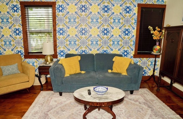 HistoricHotspot! walk to bars, resturaunts, shops. GREAT NIGHTLIFE! Pet Friendly