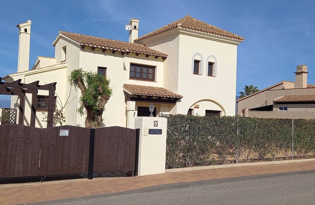 HL 005 Holiday Rentals 3 Bedroom 2 Bathroom Villa