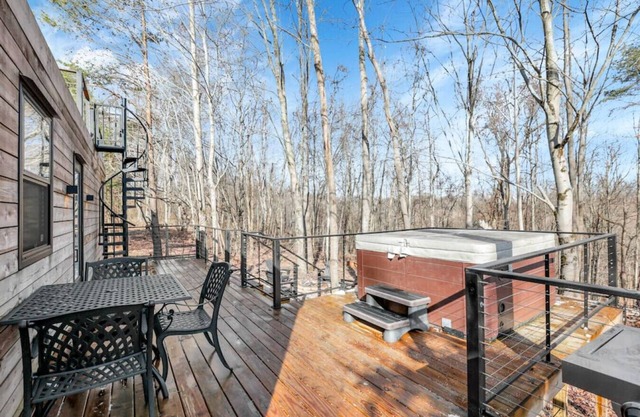 Hocking Hills: Hiltop Haven: The Top Deck