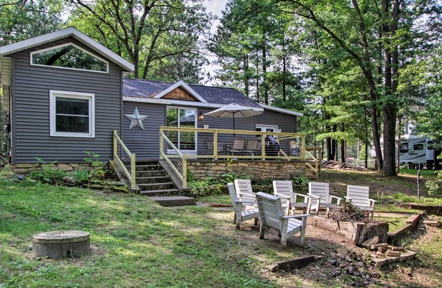 Holcombe Lakefront Cottage: Fishing & Snowmobiling