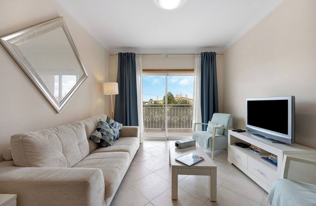 Holiday Apartment "Palmeiras Reais 110" with Mountain View, Shared Heated Pool & Wi-Fi