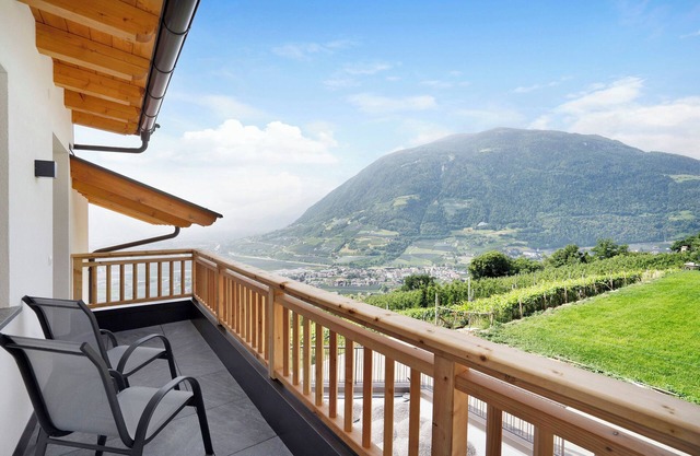 Holiday Apartment "Weinberg" with Mountain View, Wi-Fi, Terrace, Balcony & Garden