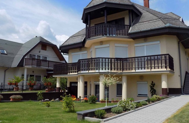 Holiday apartment with sandpit, children's playground and paddling pool