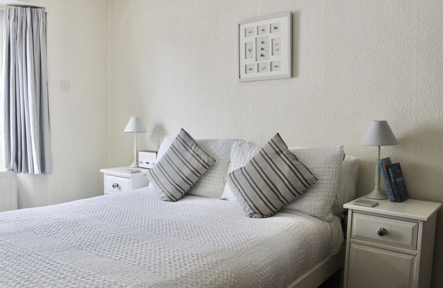 Holiday Cottage with seafront beach hut - sleeps 4
