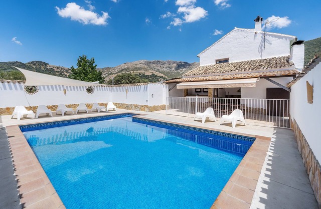 Holiday Home 'Cortijo El Llano' with Mountain View, Private Pool and Wi-Fi