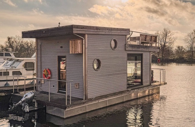 Holiday Home 'Hausboot Off An Schöner Dove Elbe' with Private Terrace and Wi-Fi
