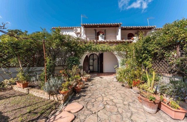 Holiday Home 'Casa Marras A Pochi Passi Dal Mare' with Sea View, Wi-Fi and Air Conditioning