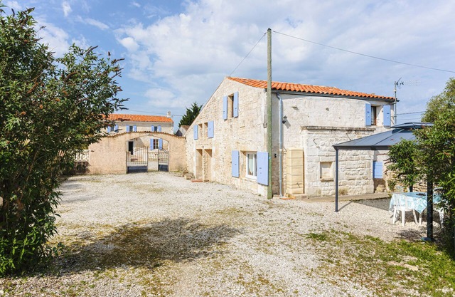 Holiday Home 'La Rétaise' with Private Terrace and Private Garden
