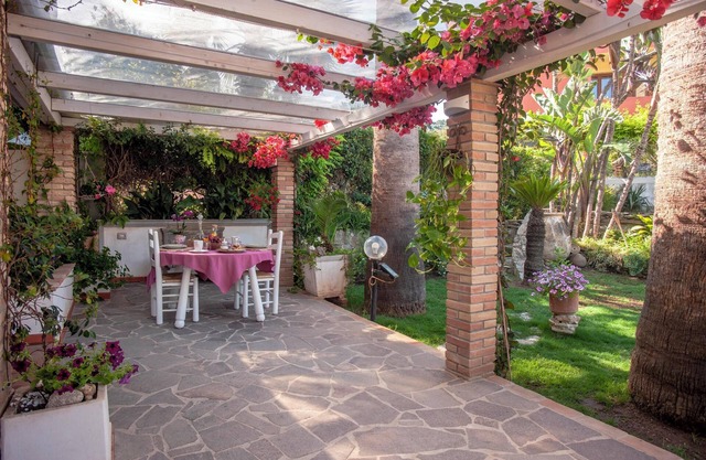 Holiday Home "Petunia" close to the Beach with Garden & Terrace