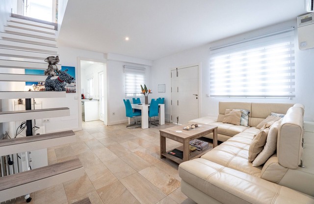 Holiday Home 'Precioso Chalet A Pie De Playa' with Sea View, Wi-Fi and Air Conditioning