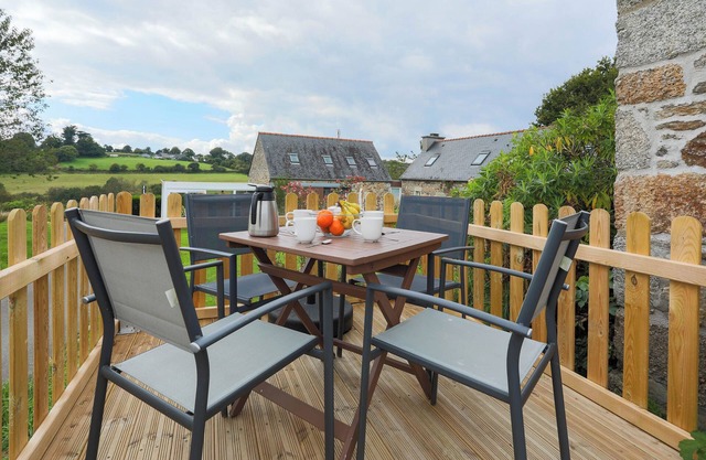 Holiday Home 'Ty Ar Dreuz' with Private Terrace, Shared Garden and Wi-Fi