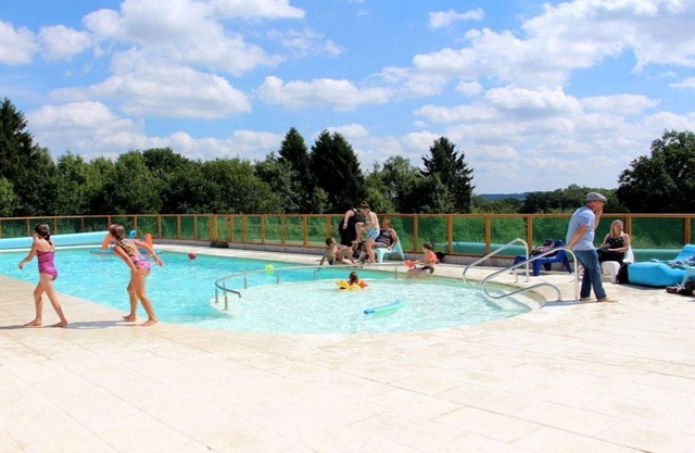 Holiday home with campsite pool