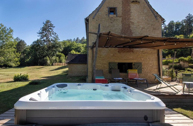 Holiday Home with Jacuzzi, Peaceful Haven in the Heart of Nature