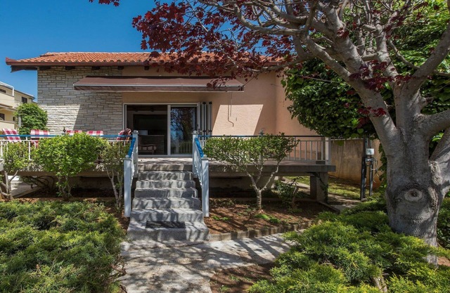 Holiday House in Turanj near Pebble Beach