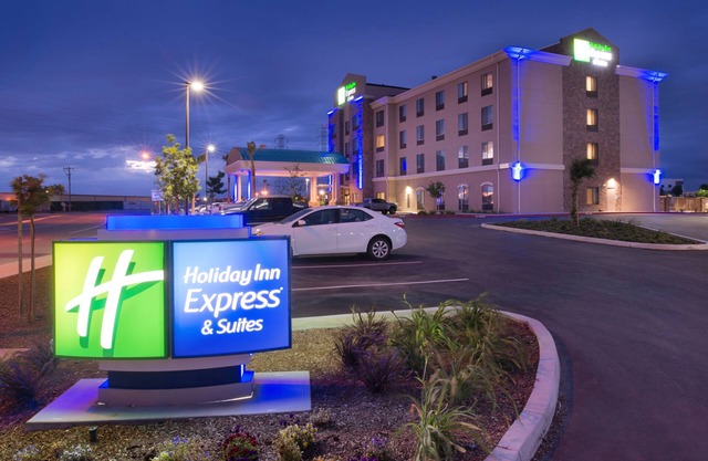 Holiday Inn Express & Suites Bakersfield Airport by IHG