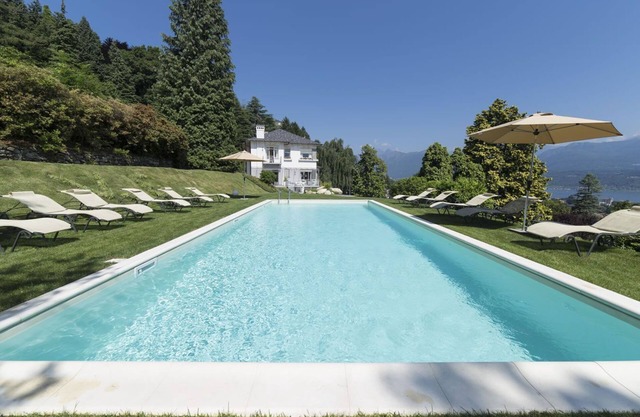 holiday vacation villa rental italy, lake district, lake maggiore, view, pool, air conditioning, short term long term ho