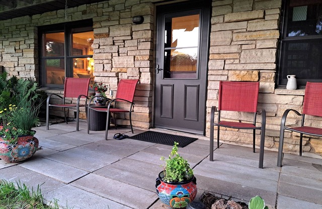 Holistic Guest House, outdoor sauna, waterfall & pond in delightful Chaseburg WI