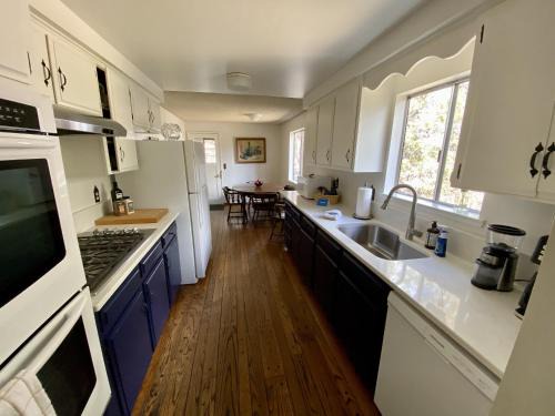 Hollinshead Haven Home with BBQ & Free Wifi - 30 days min home