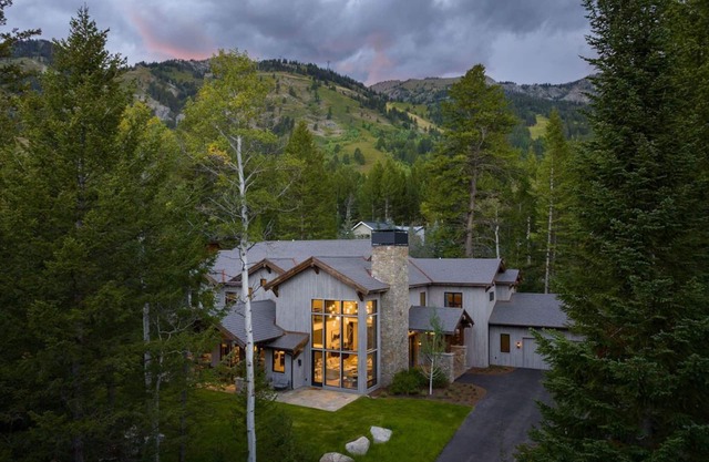 Holly Haven - 6 Bedroom Luxury Home - Hot Tub and Pool Access