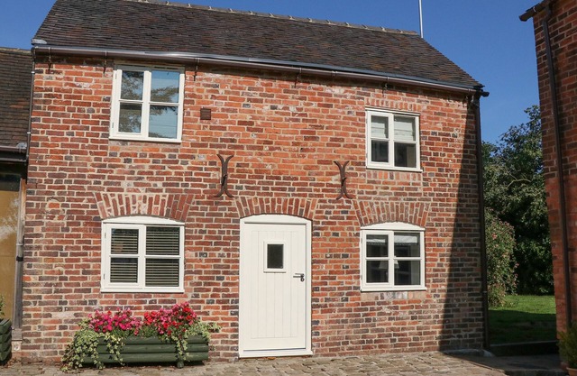 HOLLYS BARN, pet friendly, luxury holiday cottage in Fulford