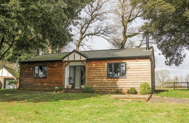 HOLM OAKS COTTAGE, pet friendly, with open fire in Godalming
