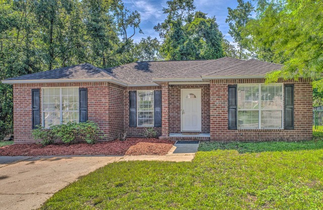 Home 10 Mi to Downtown Pensacola: Pets Welcome!