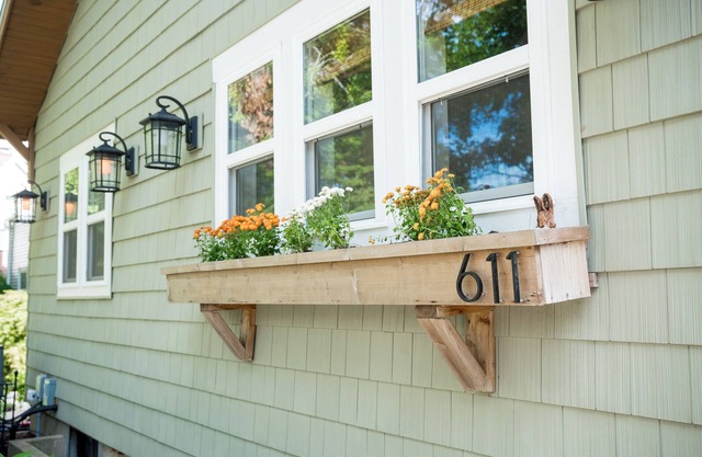 Home 2 blocks from U of I campus! Game Room and Outdoor Area